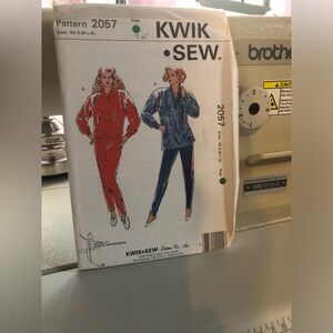 Misses Pants & Tops Partially Cut ( not all cut) Sewing Pattern
Kwik Sew Pattern
